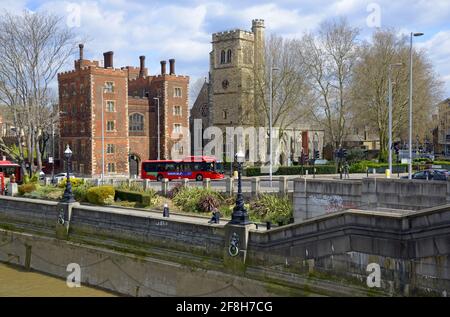 Londres, Angleterre, Royaume-Uni. Maison de la porte du palais de Lambeth et église désectée de Sainte-Marie-at-Lambeth, vue du pont de Lambeth Banque D'Images