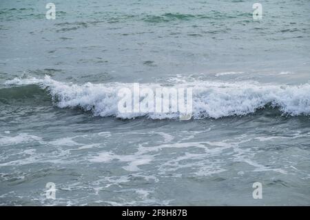 Paysage de mer légèrement ondulant et vagues avec de la mousse blanche. Bleu et parfois turquoise froid Mer du Nord. L'air est frais et frais. Un océan minimaliste Banque D'Images