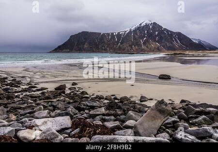 Rochers sur la baie de la plage de Skagsanden, îles Lofoten, Norvège. Côte rocheuse du fjord dans la mer norvégienne. Ciel nuageux et spectaculaire, pas de monde Banque D'Images