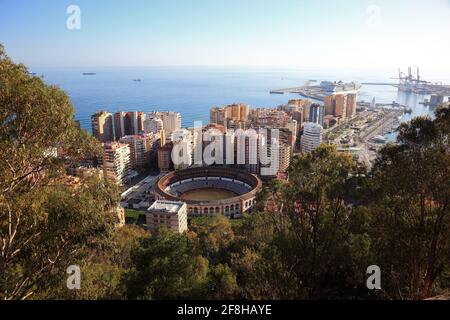 Malaga, vue du château Castillo de Gibraltar à la ville avec le taureau, Plaza de Toros, Espagne, Andalousie Banque D'Images