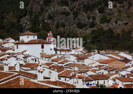 Espagne, Andalousie, ville de Grazalema dans la province de Cadix, à la Ruta de los Pueblos Blancos, rue des villes blanches d'Andalousie, vue sur le village Banque D'Images