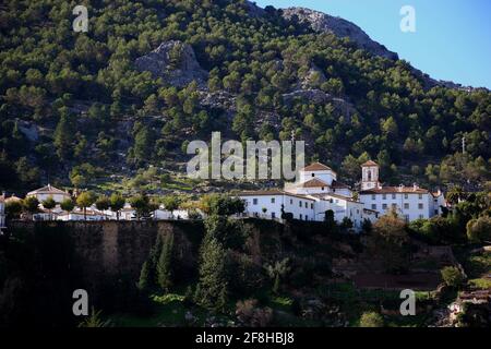 Espagne, Andalousie, ville de Grazalema dans la province de Cadix, à la Ruta de los Pueblos Blancos, rue aux villes blanches d'Andalousie, vue sur le village, i Banque D'Images