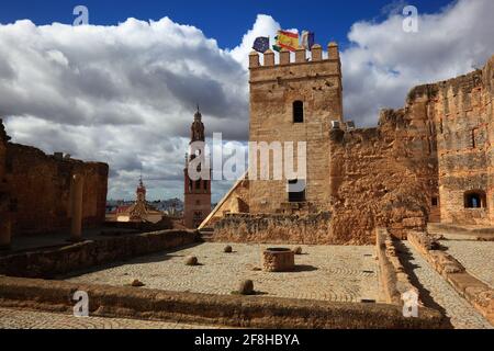 Espagne, Andalousie, ville de Carmona dans la province de Séville, vue de l'Alkazar de la Puerta de Séville à Torre del Oro, la tour de la cathédrale San Ped Banque D'Images