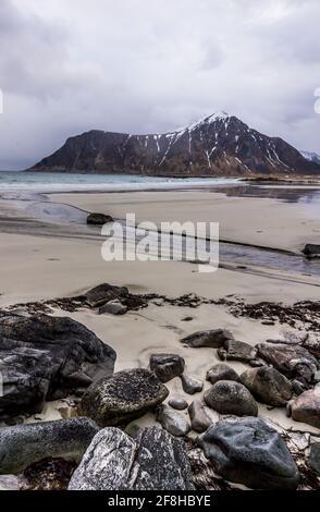 Rochers sur la baie de la plage de Skagsanden, îles Lofoten, Norvège. Côte rocheuse du fjord dans la mer norvégienne. Ciel nuageux et spectaculaire, pas de monde Banque D'Images