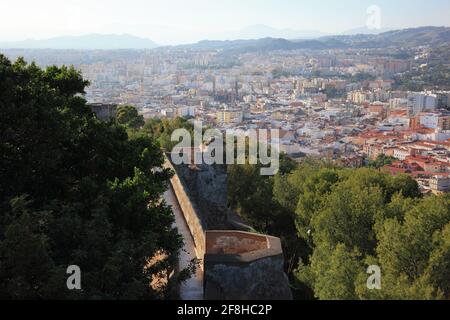 Malaga, vue du château Castillo de Gibraltar à la ville et une partie de l'ancien mur du château, Espagne, Andalousie Banque D'Images