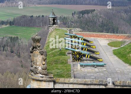 14 avril 2021, Saxe, Königstein : des canons se tiennent au soleil sur les remparts de la forteresse de Königstein en Suisse saxonne. Les portes de la forteresse historique sont ouvertes aux visiteurs depuis le 12 avril après plus de cinq mois de fermeture due à la couronne. Photo: Robert Michael/dpa-Zentralbild/ZB Banque D'Images