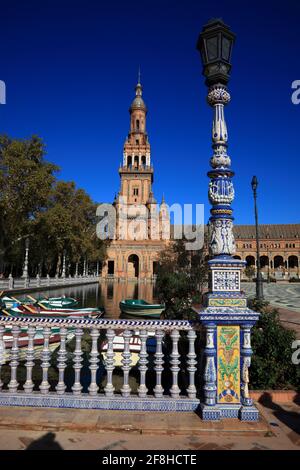 La Plaza de Espana, place d'Espagne, une place située dans le Parque de Mar?a Luisa, Parc Maria Luisa, à Séville, Espagne, Andalousie, La tour nord de Torre Banque D'Images