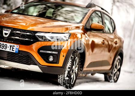 Dacia Sandero Stepway 1,0 TCE 90 CVT. Une voiture roulant sur la route photo: Pontus Lundahl / TT / code 10050 Banque D'Images