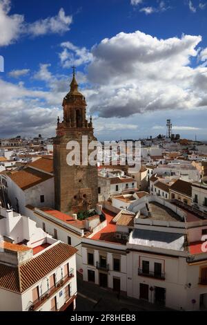 Espagne, Andalousie, ville de Carmona dans la province de Séville, vue de Torre del Oro à l'église San Bartolome et la vieille ville Banque D'Images