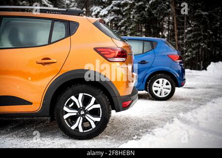 Dacia Sandero Stepway 1,0 TCE 90 CVT. Deux voitures garées photo: Pontus Lundahl / TT / code 10050 Banque D'Images