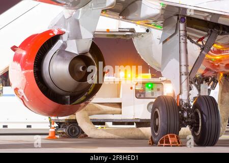 Moteur à jet et train d'atterrissage principal, vue arrière sur le tablier de nuit de l'aéroport Banque D'Images