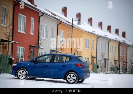 Dacia Sandero Stepway 1,0 TCE 90 CVT. Une voiture garée à l'extérieur d'une maison photo: Pontus Lundahl / TT / code 10050 Banque D'Images