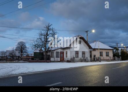 Maisons dans le village de Slovany, région de Turiec, Slovaquie. Banque D'Images