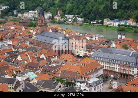 Vue aérienne incluant l'église du Saint-Esprit et les tours jumelles de l'ancienne porte de pont prises du château, Heidelberg, Bade-Wurtemberg, Allemagne Banque D'Images