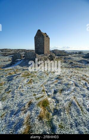 Smailholm Tower dans les frontières écossaises sur un matin de printemps brillant et gelé. Banque D'Images