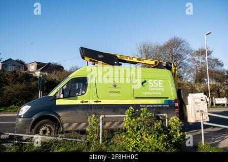 Un véhicule SSE Contracting Lighting Services équipé d'un Eurotel 36LF Versalift travaillant pour le Conseil de Cornwall garée sur le côté D'une route à Newquay Banque D'Images