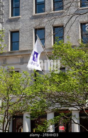 Drapeau de l'Université de New York, NYC Banque D'Images