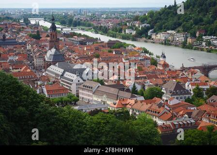 Vue aérienne incluant l'église du Saint-Esprit et les tours jumelles de l'ancienne porte de pont prises du château, Heidelberg, Bade-Wurtemberg, Allemagne Banque D'Images