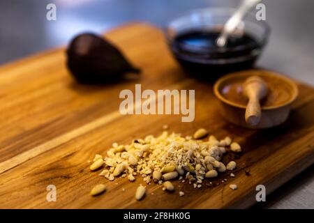 planche à découper en bois avec ingrédients pour une recette lumière sombre Banque D'Images