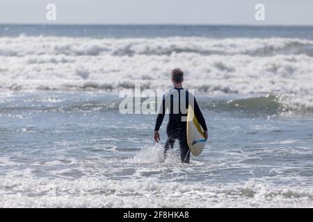 Garrettstown, Cork, Irlande. 14 avril 2021. Après la levée de certaines restrictions de voyage et une amélioration des conditions météorologiques surfeurs prendre à l'eau à Garrettstown, Co. Cork, Irlande. - crédit; David Creedon / Alamy Live News Banque D'Images