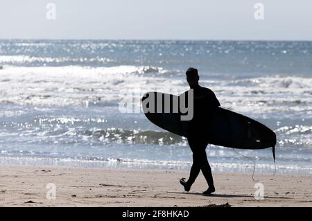 Garrettstown, Cork, Irlande. 14 avril 2021. Après la levée de certaines restrictions de voyage et une amélioration des conditions météorologiques surfeurs prendre à l'eau à Garrettstown, Co. Cork, Irlande. - crédit; David Creedon / Alamy Live News Banque D'Images