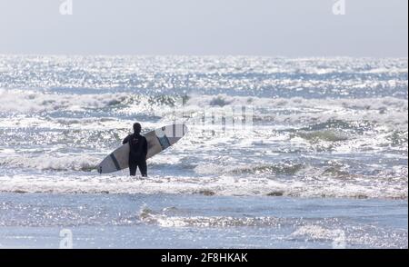 Garrettstown, Cork, Irlande. 14 avril 2021. Après la levée de certaines restrictions de voyage et une amélioration des conditions météorologiques surfeurs prendre à l'eau à Garrettstown, Co. Cork, Irlande. - crédit; David Creedon / Alamy Live News Banque D'Images