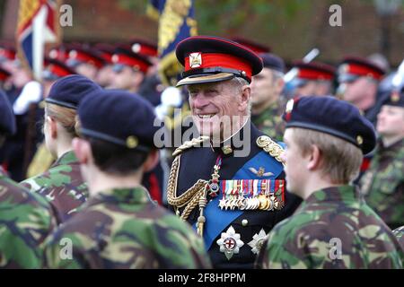 HRH Prince Philip le duc d'Édimbourg inspecte les troupes au Royal Gloucestershire, Berkshire et au Wiltshire Regiment Museum, à Salisbury, en 2004. Banque D'Images