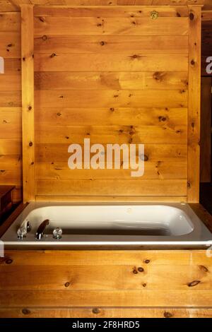 Salle de bain en bois avec lumière chaude Banque D'Images