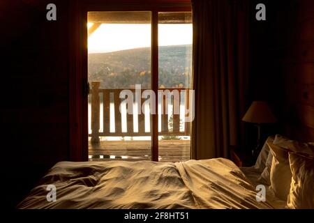 vue sur un balcon sur un coucher de soleil de l'intérieur de une chambre Banque D'Images