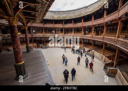 Londres, Royaume-Uni. 14 avril 2021. Les visiteurs font une visite guidée du Globe Theatre sur la South Bank, Londres. Bien que les productions théâtrales ne soient pas prévues pour commencer avant le 19 mai sous les restrictions du coronavirus, le premier jour où les visites guidées du lieu ont été autorisées a été marqué aujourd’hui. Date de la photo: Mercredi 14 avril 2021. Le crédit photo devrait se lire: Matt Crossick/Empics/Alamy Live News Banque D'Images