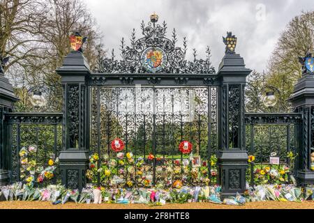 Fleurs laissées par le public à la Norwich Gates à Sandringham House pendant la période de deuil public suivant le Mort du duc d'Édimbourg Banque D'Images
