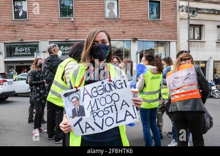 Rome, Italie. 14 avril 2021. Les travailleurs des compagnies aériennes en crise, en garnison devant le Ministère du développement économique, ont bloqué la circulation dans la via Veneto, dans la section entre la Piazza Barberini et la via di Boncompagni et la via di San Basilio. Crédit : Agence photo indépendante/Alamy Live News Banque D'Images