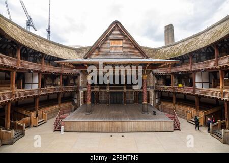 Londres, Royaume-Uni. 14 avril 2021. Vue générale du Globe Theatre sur la South Bank, Londres. Bien que les productions théâtrales ne soient pas prévues pour commencer avant le 19 mai sous les restrictions du coronavirus, le premier jour où les visites guidées du lieu ont été autorisées a été marqué aujourd’hui. Date de la photo: Mercredi 14 avril 2021. Le crédit photo devrait se lire: Matt Crossick/Empics/Alamy Live News Banque D'Images