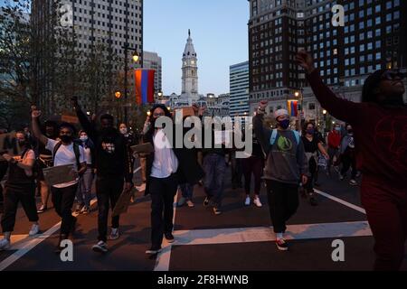 Philadelphie, États-Unis. 13 avril 2021. Les manifestants marchent avec leurs poings devant l'hôtel de ville lors d'une manifestation Justice pour Daunte Wright à Philadelphie, aux États-Unis. Daunte Wright était un Noir de 20 ans qui a été tué par balle par un policier du Brooklyn Center, au Minnesota, le 11 avril. Crédit : Chase Sutton/Alay Live News Banque D'Images