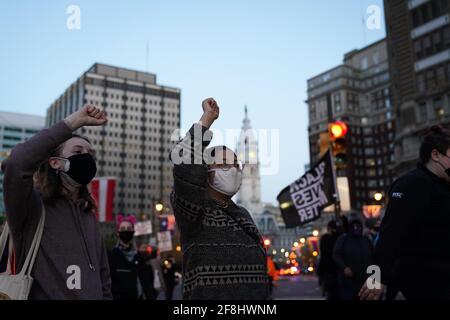 Philadelphie, États-Unis. 13 avril 2021. Les manifestants marchent avec leurs poings devant l'hôtel de ville lors d'une manifestation Justice pour Daunte Wright à Philadelphie, aux États-Unis. Daunte Wright était un Noir de 20 ans qui a été tué par balle par un policier du Brooklyn Center, au Minnesota, le 11 avril. Crédit : Chase Sutton/Alay Live News Banque D'Images