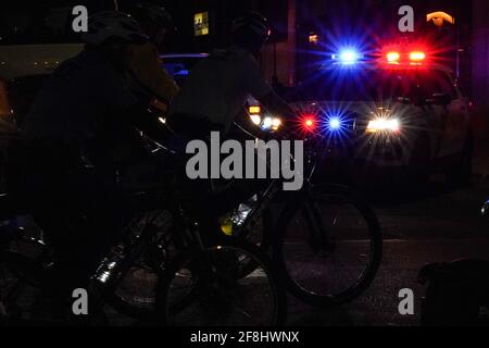 Philadelphie, États-Unis. 13 avril 2021. Les feux de la police clignotent pendant que les policiers de Philadelphie se mettent à vélo lors d'une manifestation Justice pour Daunte Wright à Philadelphie, aux États-Unis. Daunte Wright était un Noir de 20 ans qui a été tué par balle par un policier du Brooklyn Center, au Minnesota, le 11 avril. Crédit : Chase Sutton/Alay Live News Banque D'Images