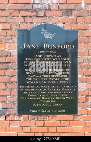 Plaque commémorative sur le mur de la bibliothèque Bartley Green, Birmingham où Jane Ginny Bunford, la plus grande femme du monde, est née Banque D'Images