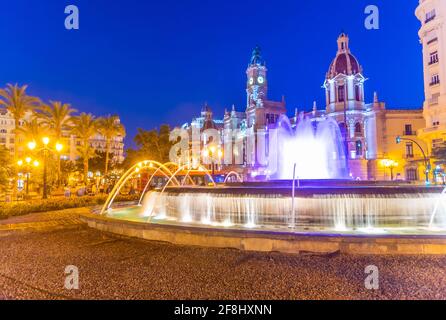 Vue nocturne de l'hôtel de ville derrière une fontaine en espagnol Ville de Valence Banque D'Images