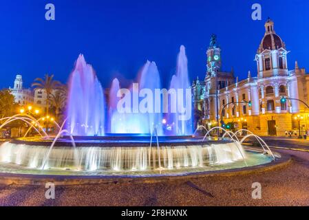 Vue nocturne de l'hôtel de ville derrière une fontaine en espagnol Ville de Valence Banque D'Images