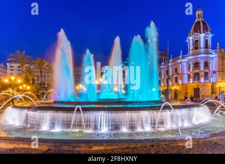 Vue nocturne de l'hôtel de ville derrière une fontaine en espagnol Ville de Valence Banque D'Images