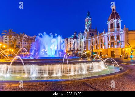 Vue nocturne de l'hôtel de ville derrière une fontaine en espagnol Ville de Valence Banque D'Images