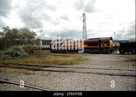 66041 départ du chantier de Margam avec un train pour Trostre Works. Banque D'Images