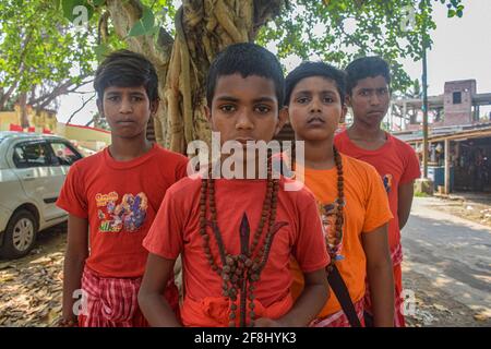 Bardhaman, Inde. 13 avril 2021. Jeunes passionnés vus à côté de la route pendant le festival de Gajan. Gajan est un festival hindou célébré principalement dans le Bengale occidental ainsi que dans le sud du Bangladesh. Le festival est associé à la dévotion de Lord Shiva. Les gens célèbrent en réalisant des rituels tels que la peinture du visage et le cosplaying. Les dévotés s'habillent comme des personnages mythologiques hindous et exécutent diverses histoires mythologiques porte à porte. (Photo par Tamal Shee/SOPA Images/Sipa USA) crédit: SIPA USA/Alay Live News Banque D'Images