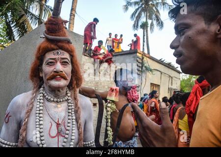 Bardhaman, Inde. 13 avril 2021. Un Crossplayer est vu après avoir peint son corps pendant le festival Gajan. Gajan est un festival hindou célébré principalement dans le Bengale occidental ainsi que dans le sud du Bangladesh. Le festival est associé à la dévotion de Lord Shiva. Les gens célèbrent en réalisant des rituels tels que la peinture du visage et le cosplaying. Les dévotés s'habillent comme des personnages mythologiques hindous et exécutent diverses histoires mythologiques porte à porte. (Photo par Tamal Shee/SOPA Images/Sipa USA) crédit: SIPA USA/Alay Live News Banque D'Images