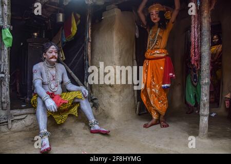 Bardhaman, Inde. 13 avril 2021. Un homme et son fils vus à la maison après avoir fait peindre leur corps pendant le festival de Gajan. Gajan est un festival hindou célébré principalement dans le Bengale occidental ainsi que dans le sud du Bangladesh. Le festival est associé à la dévotion de Lord Shiva. Les gens célèbrent en réalisant des rituels tels que la peinture du visage et le cosplaying. Les dévotés s'habillent comme des personnages mythologiques hindous et exécutent diverses histoires mythologiques porte à porte. (Photo par Tamal Shee/SOPA Images/Sipa USA) crédit: SIPA USA/Alay Live News Banque D'Images