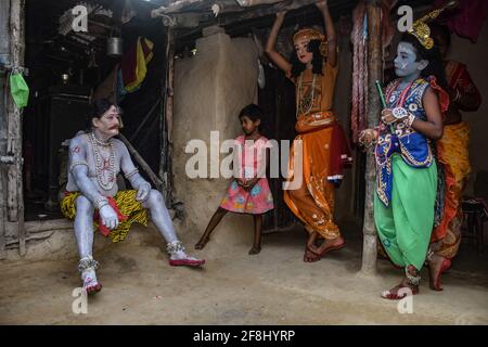 Bardhaman, Inde. 13 avril 2021. Un homme et ses enfants vus à la maison après avoir fait peindre leur corps pendant le festival de Gajan. Gajan est un festival hindou célébré principalement dans le Bengale occidental ainsi que dans le sud du Bangladesh. Le festival est associé à la dévotion de Lord Shiva. Les gens célèbrent en réalisant des rituels tels que la peinture du visage et le cosplaying. Les dévotés s'habillent comme des personnages mythologiques hindous et exécutent diverses histoires mythologiques porte à porte. (Photo par Tamal Shee/SOPA Images/Sipa USA) crédit: SIPA USA/Alay Live News Banque D'Images