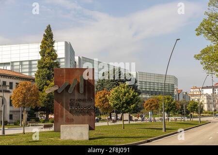 BURGOS, ESPAGNE - 9 avril 2021 : Musée de l'évolution humaine complexe à Burgos Espagne par une journée ensoleillée. Banque D'Images