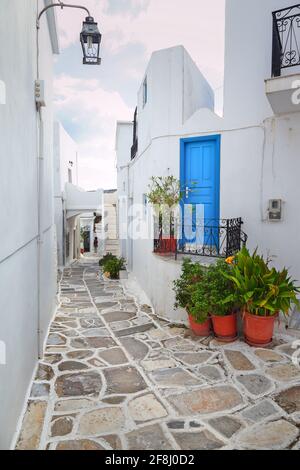 Belle allée avec maisons blanchies à la chaux au village traditionnel de Lefkes, sur l'île de Paros, les îles Cyclades, la Grèce, l'Europe. Banque D'Images