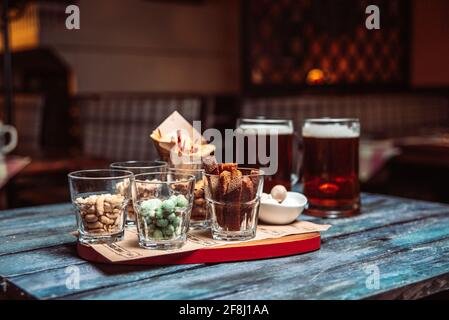 en-cas à la bière dans des verres de verre et deux bières. Banque D'Images