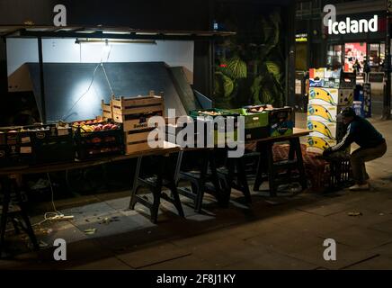 Emballage de nuit, rue vender, vendeur de fruits et légumes londres, Royaume-Uni, fruits et légumes stalle Banque D'Images